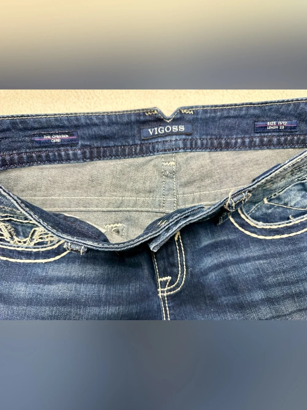 Vigoss The Chelsea Capri Jeans Women’s 11/12 Distressed Embellished Dark Wash